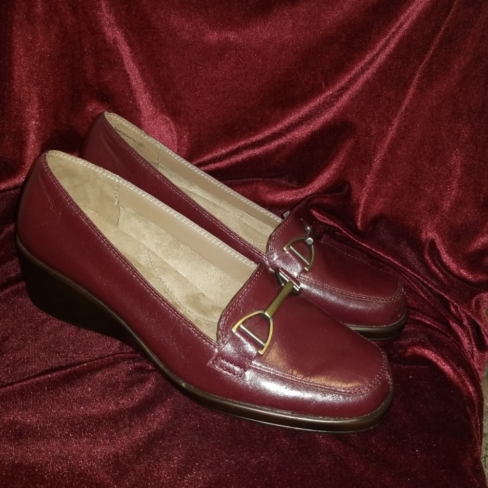 New Aerosols heel rest ladies 8 1/2 burgundy loafe